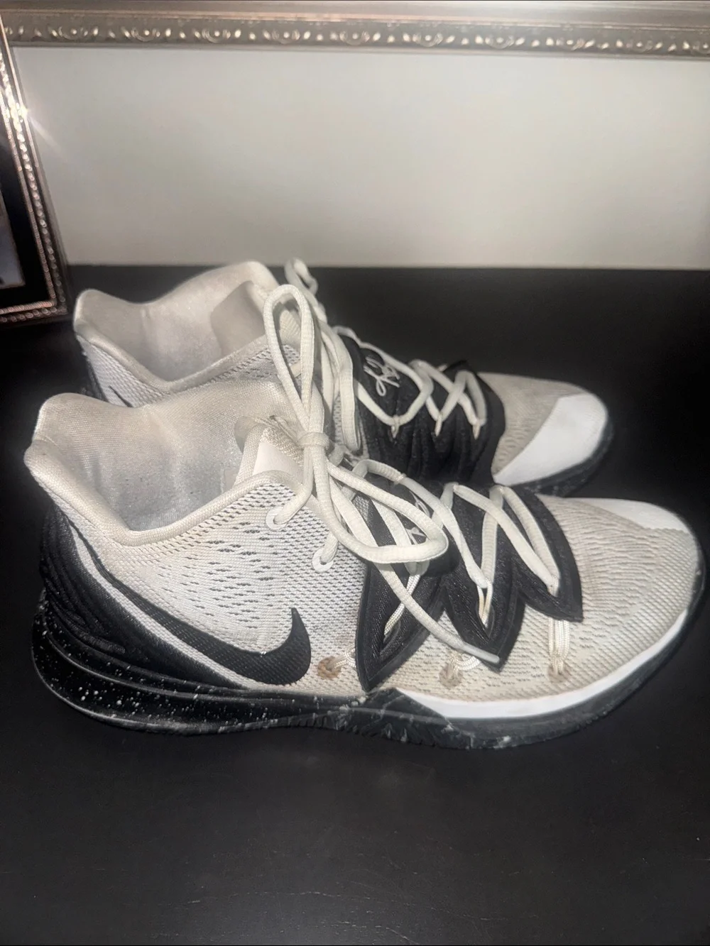 Nike Men's White and Black Athletic Sneakers